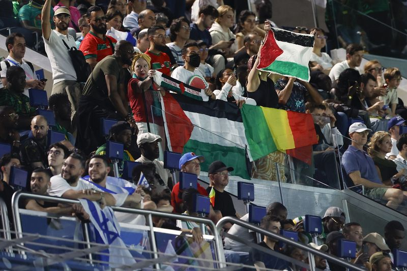 Para pemain Mali yang turut'mengintimidasi' para pemain Israel (Foto: AP/Aurelien Morissard)