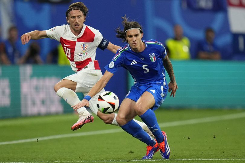Aksi Riccardo Calafiori pada laga Italia vs Kroasia di Euro 2024 (c) AP Photo/Petr David Josek