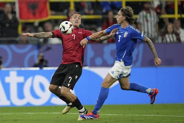 Aksi Riccardo Calafiori pada laga Italia vs Albania di Euro 2024 (c) AP Photo/Martin Meissner