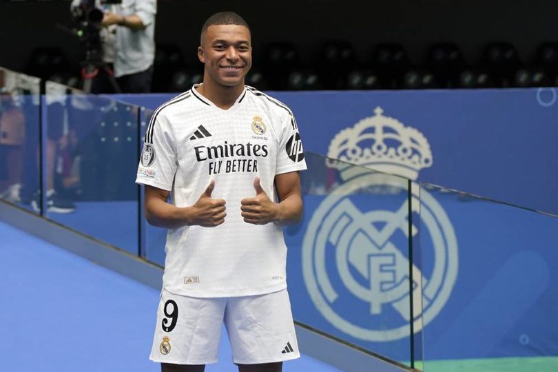 Kylian Mbappe saat diperkenalkan sebagai pemain baru Real Madrid, Selasa (16/7/2024) (c) AP Photo/Andrea Comas